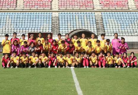 女子サッカー部　ミャンマーを訪問