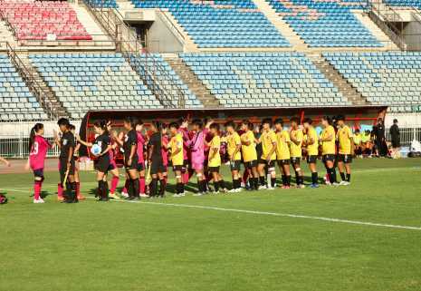 女子サッカー部　ミャンマーを訪問